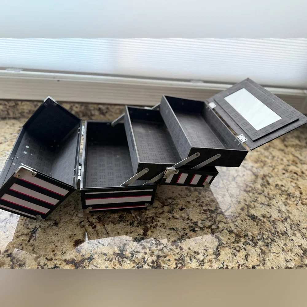 Caboodle Train Case - Picture 3 of 6